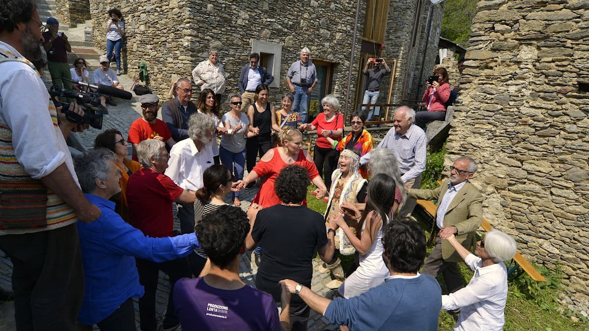 Premio Ostana lingue madri, gruppo di persone davanti al centro Lou Purtun